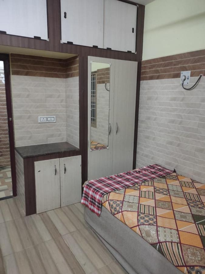 Sri Vari Residency Vandrarhem Vellore Exteriör bild