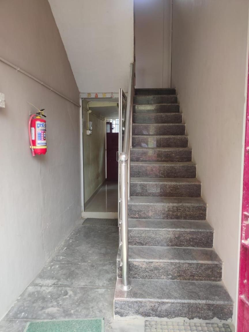 Sri Vari Residency Vandrarhem Vellore Exteriör bild