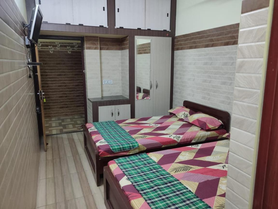 Sri Vari Residency Vandrarhem Vellore Exteriör bild